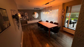 Cosy 4 bedroom house with free parking